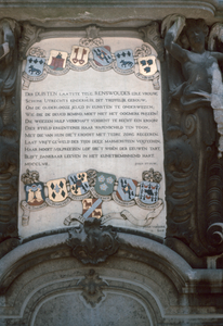 22241 Afbeelding van een gedenksteen in de voorgevel van de Fundatie van de Vrijvrouwe van Renswoude (Agnietenstraat 5) ...